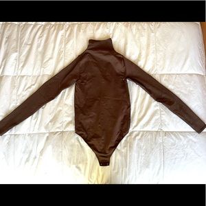 SKIMS ESSENTIAL MOCK NECK BODYSUIT. S/M. NWOT